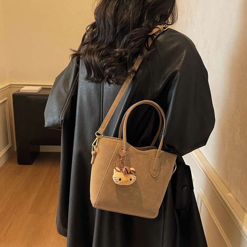 Alta sensación de moda, bolsa de comida de mano, bolsa de invierno para mujeres 2025, nueva bolsa de hombro de lujo ligera, bolsa de hombro versátil