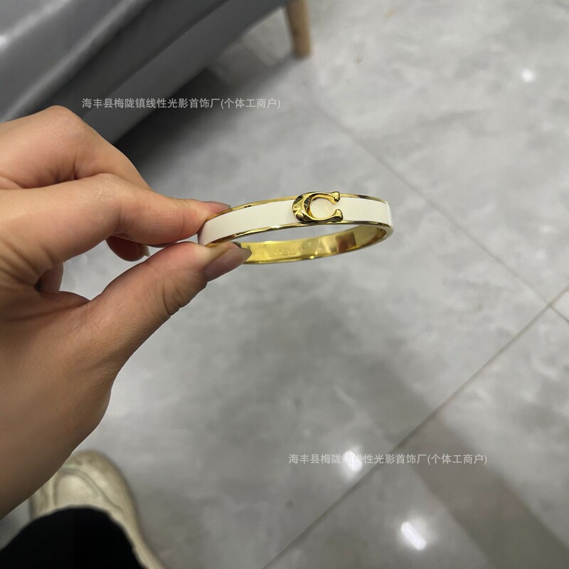 COA C-shaped bracelet in black, white, and pink with hinge design, fashionable and versatile, exudes a sense of sophistication COA C-shaped bracelet in black, white, and pink with hinge design, fashionable and versatile, exudes a sense of sophistication