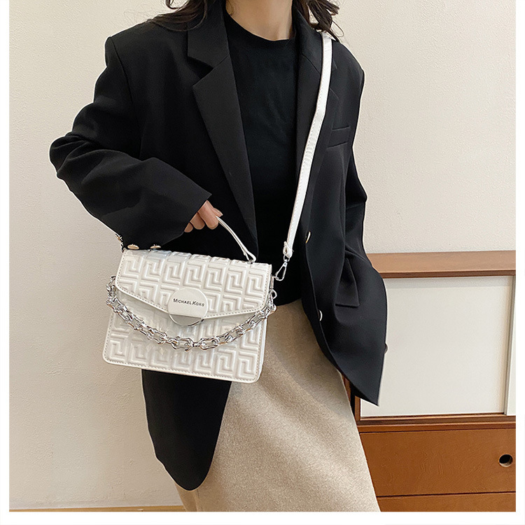 2025 primavera y verano nuevo estilo bolso cuadrado pequeño en relieve bolso de mujer de temperamento de moda de todos los partidos bolso de hombro de mensajero portátil de alta gama