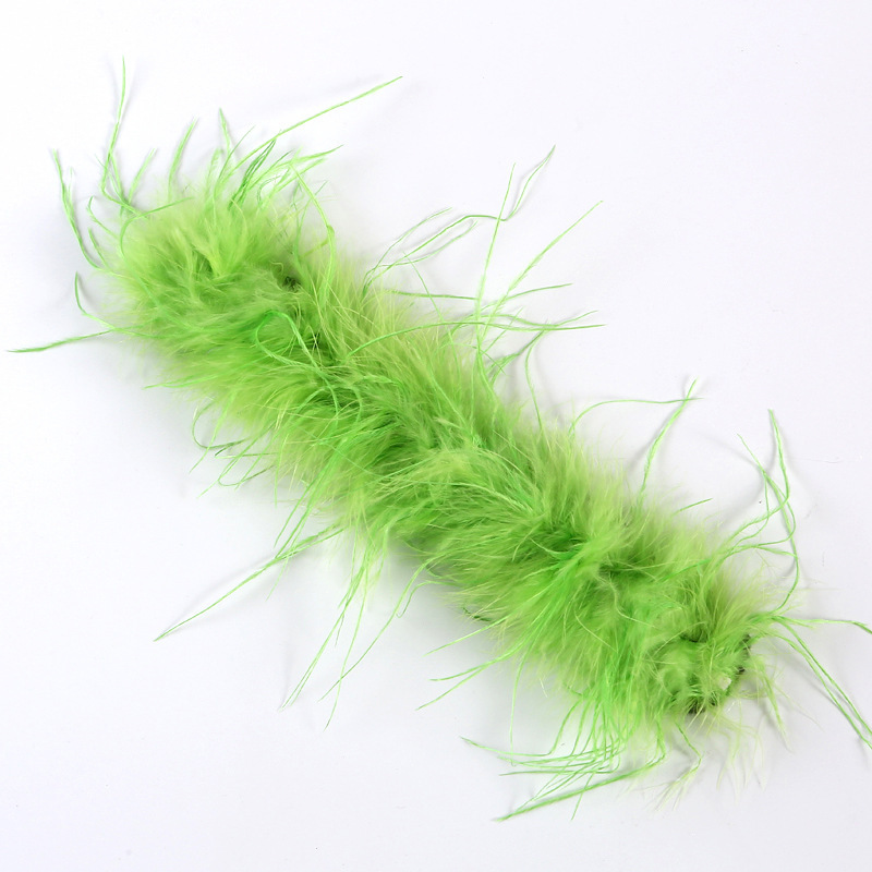 연한 녹색 타조 깃털 반지