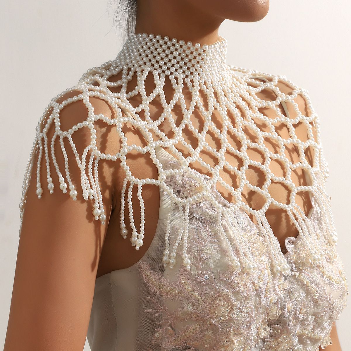 Joyas transfronterizas europeas y americanas cadena de cuerpo de perlas hueca creativa moda sexy chal de perlas borla cadena de pecho de alta calidad