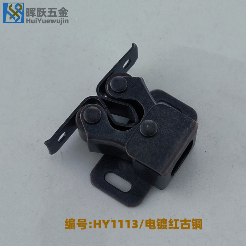 メーカーがよく売れている家具の金属部品のドアがドアにぶつかります。|undefined