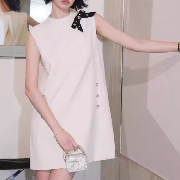 Autumn vest with bow with a round collar