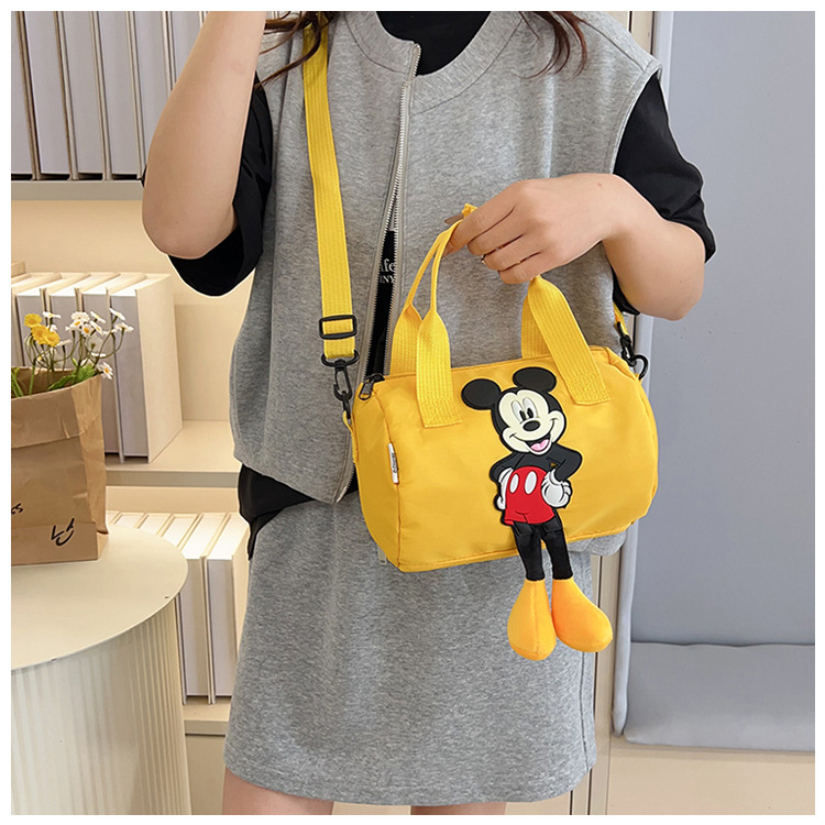 The 2021 new children's bags feature a cute Mickey Mouse pattern bowling bag for girls and a fashionable hand-held shoulder bag undefined