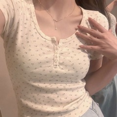 夏の新型uネックの花の半袖の肩の短い上着の女性の修身はやせています。
