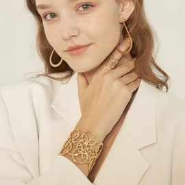 新款欧美镂空夸张手镯时尚简约大气个性手饰轻奢独特设计夸张手环