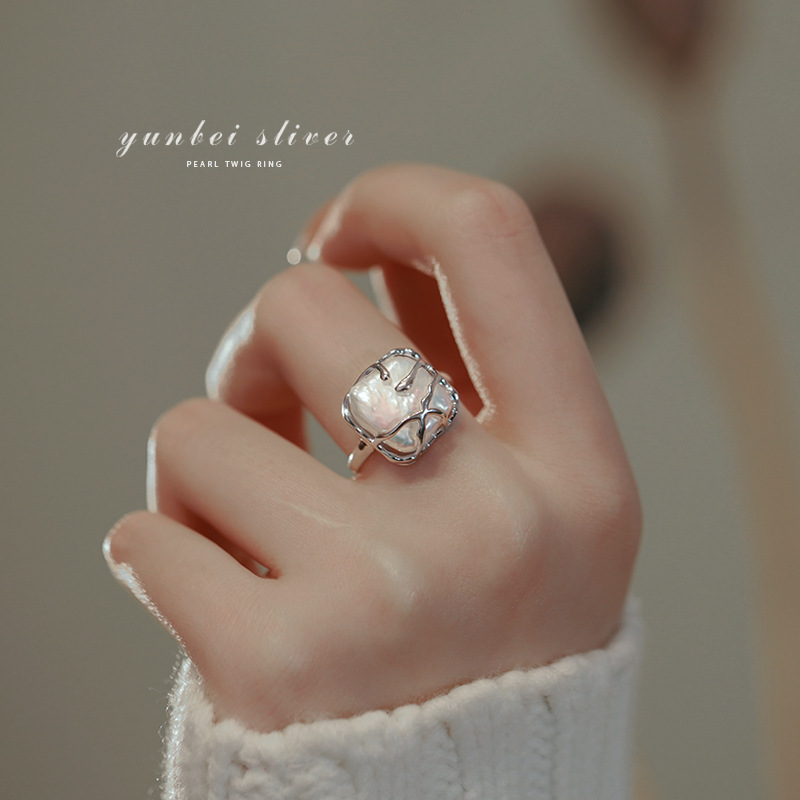 Anillo chapado en plata S925 envuelto en perlas de imitación de forma especial para mujer, anillo abierto asimétrico elegante de moda retro, anillo de dedo índice