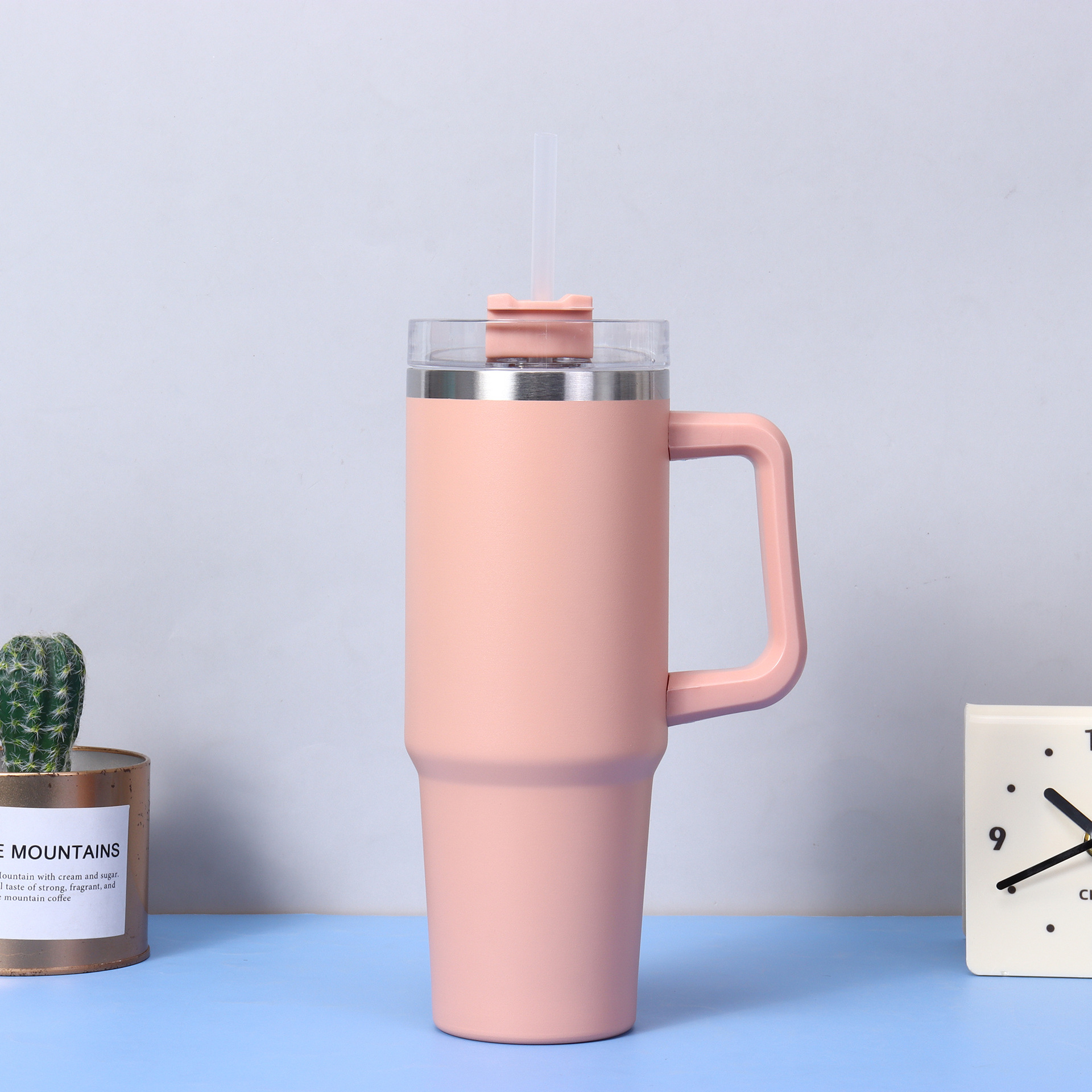 Vacuo transfronterizo 30oz mango de taza de automóvil de acero inoxidable aislamiento de calor aislamiento de frío taza de cerveza con paja al por mayor