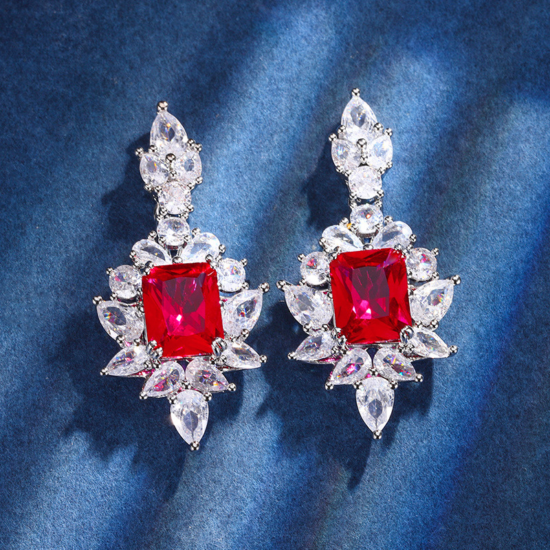 Otoño e invierno nuevo Zhuang Sheng joyería fondo de cobre chapado en oro simulación rojo corindón azul puntiagudo cristal pendientes principal piedra 8*10