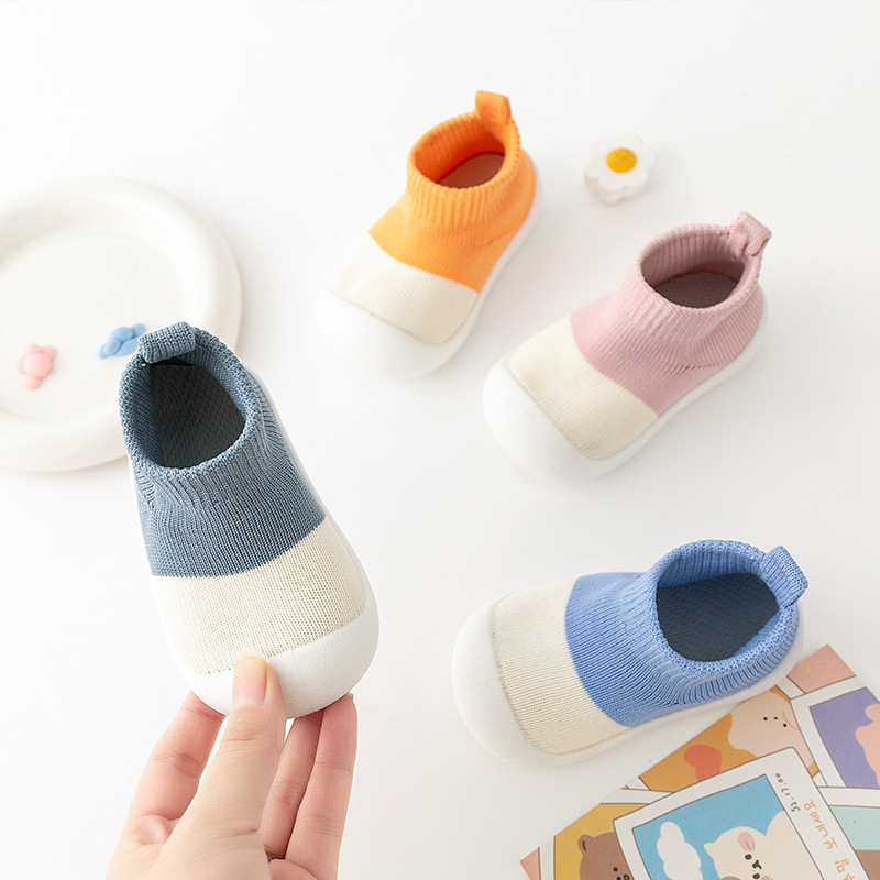 2023 nuevos zapatos infantiles zapatos de color para niños con suela suave exterior zapatos infantiles antideslizantes interiores para bebés