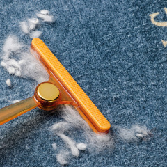 毛スクレーパーの服はボールを起こして手動で毛を取り除きます。