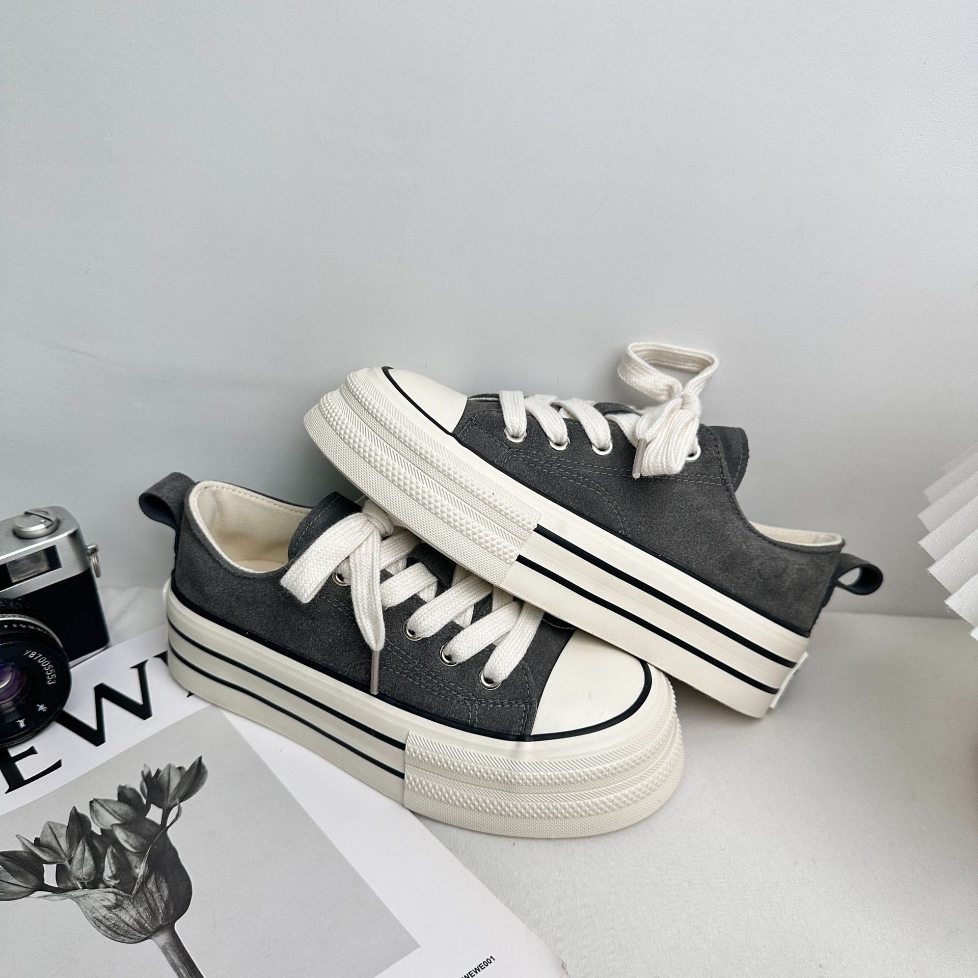 Zapatos blancos Yuanbo con un pedazo de tela de suela gruesa para mujeres 2025 nuevos zapatos de nicho universal zapatos casuales skate