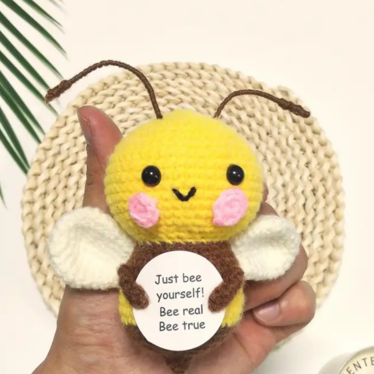 国境を越えてアマゾンの毛糸を販売している手作りのニット鉤織動物ペンギンは積極的に面白い減圧人形が座っている