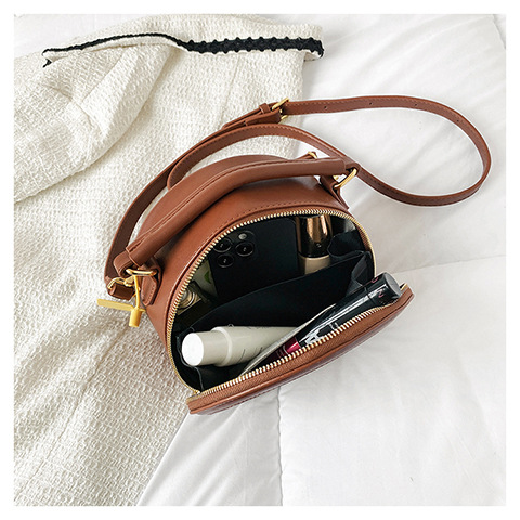 Femmes Moyen Faux Cuir Lettre De Base Style Vintage Rond Fermeture Éclair Sac D'épaule Sac Bandoulière Sac Seau display picture 3