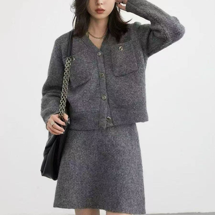 2025 New French-Style Gray Collar Small Fragrance Knitted Women's Early Autumn Style, Age-Reducing Temperament, Soft and Waxy, Fashionable and Chic
