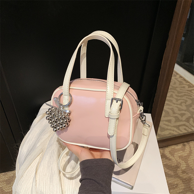 Bolsos populares de este año 2025 primavera nuevo bolso femenino con cuentas de amor bolso de hombro pequeño bolso de mensajero de color de contraste fresco