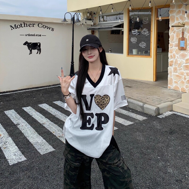 夏用女性用クロスボーダーアメリカンスポーツTシャツ、ヒョウ柄ラブジャージ、半袖レトロルーズ速乾Vネックトップス|undefined