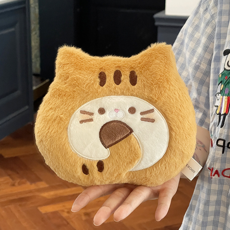 Pequeño libro rojo con galletas de mantequilla, muñecas de gato, muñecas de piel de tigre, muñecas de peluche curadas, muñecas de gato lindas