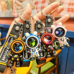 星空を漫遊しているウサギの宇宙飛行士のキーホルダーは創意的な自動車のキーホルダーのペンダントのカップルのプレゼントの公の子のカバンのペンダントです。
