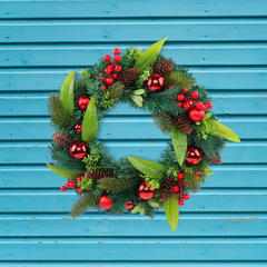 クロスボーダーのクリスマスボールのベリーの花輪の扉はクリスマスのシミュレーションの松の実の赤いボールの藤の輪の前で装飾品を配置します。