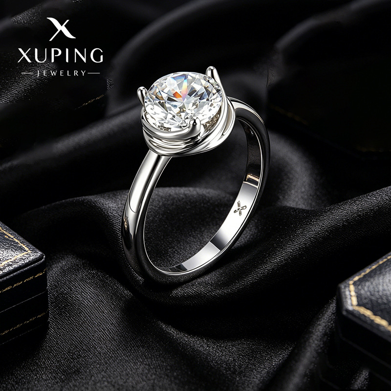 Xuping estilo simple incrustado de tres garras anillo de zircon único temperamento elegante para mujeres ligero lujoso anillo de boda fácil al por mayor