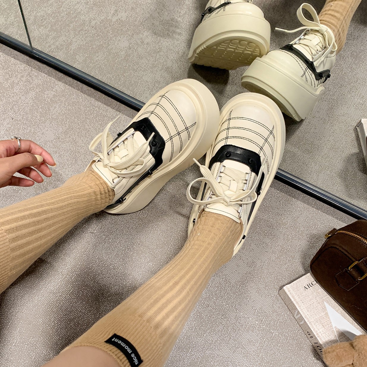 Giày sneaker nữ đế dày da bò phối màu dây buộc phong cách thể thao — màu đen