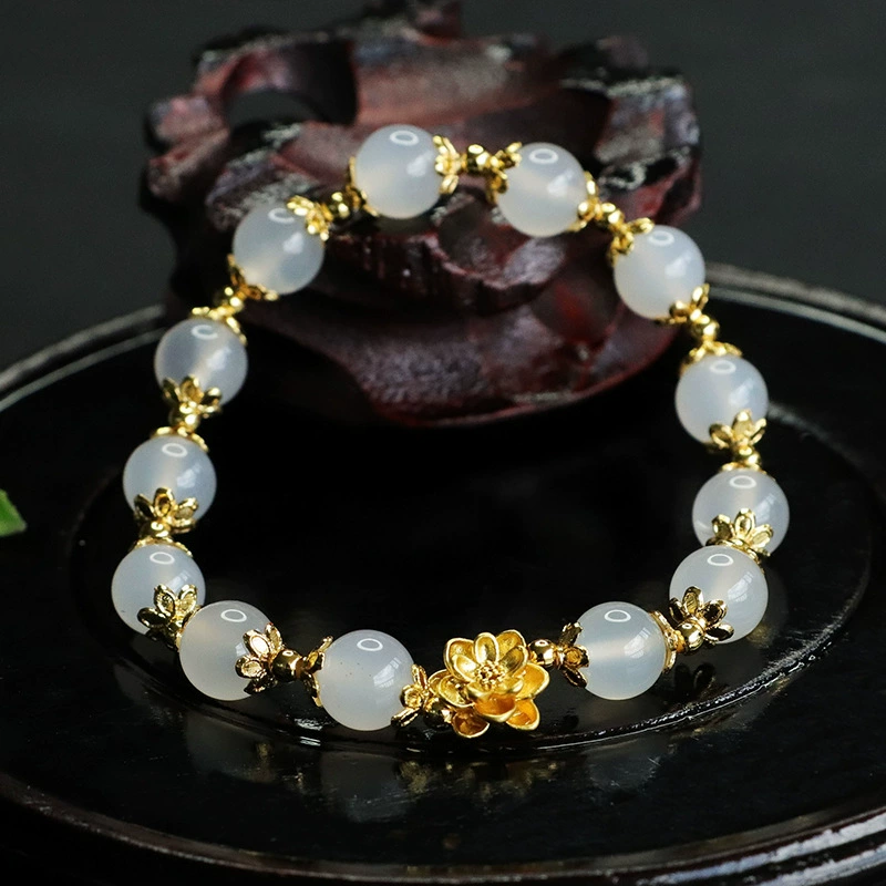 Браслет из бусин (Agate), белый халцедон ≈8 мм, золотистый лотос, 20 см