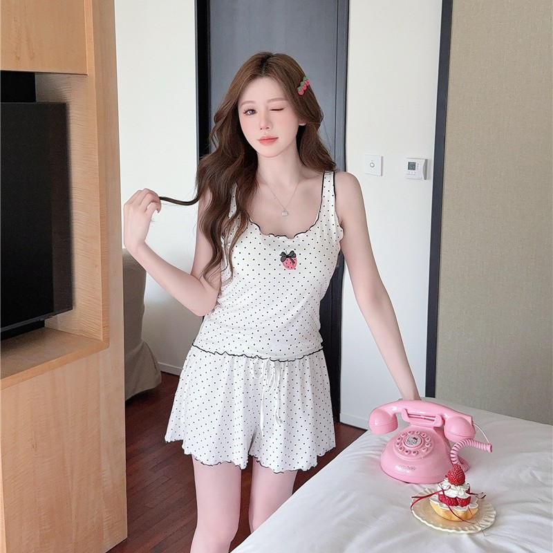 잠옷 여성의 봄과 여름 모테 면화 자수 딸기 폴카 도트 달콤한 슬링 반바지는 유방면으로 착용 가능한 홈 옷이 될 수 있습니다.