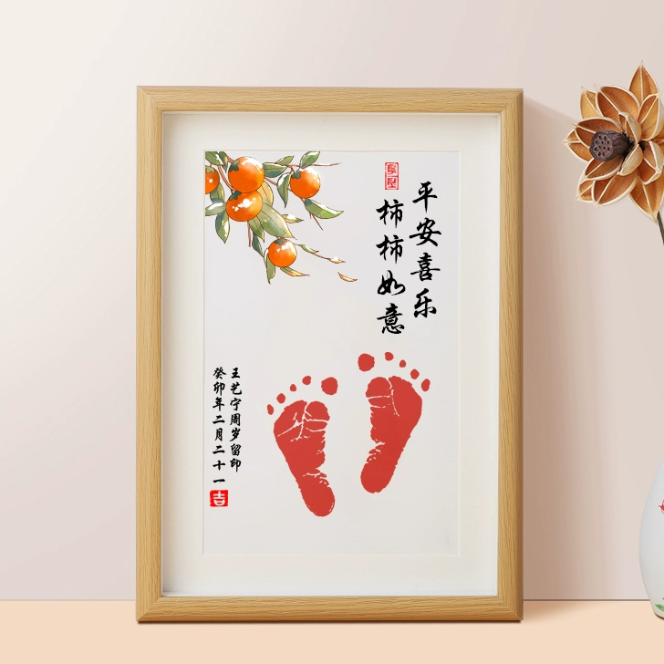 Младенцы с отпечатками рук и ног в полнолуние