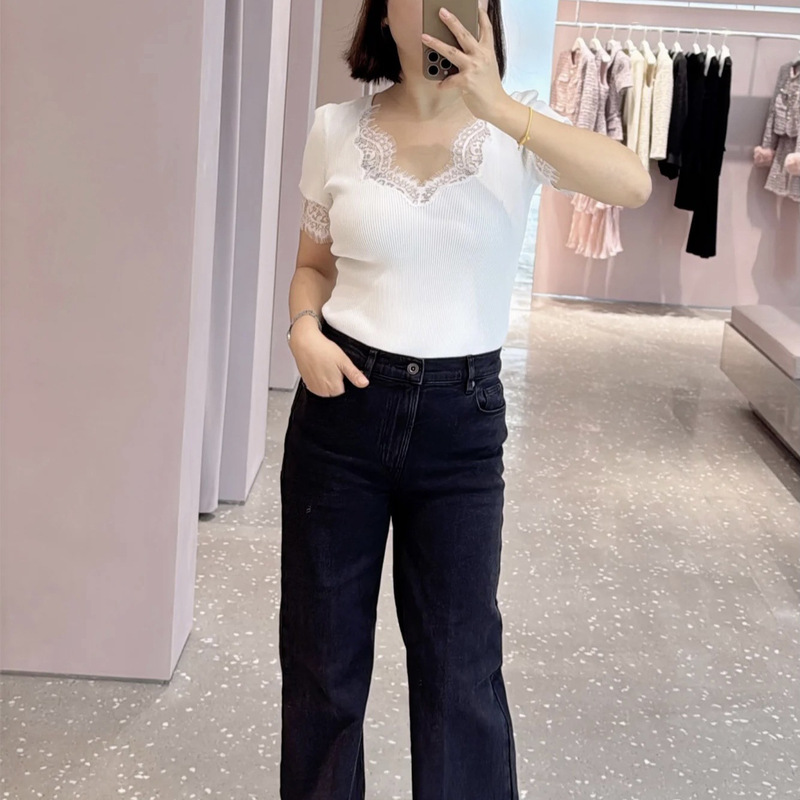 French Niche Style 2026 Spring and Summer New White Lace Trimmed V-Neck Knitted Short-Sleeved Top for Women