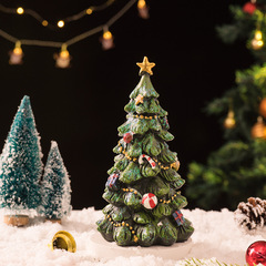 国境を越えた新商品の対外貿易クリスマスツリーのショーウインドー樹脂のデスクトップはクリスマスの雰囲気を飾って舞台のプレゼントを飾っている