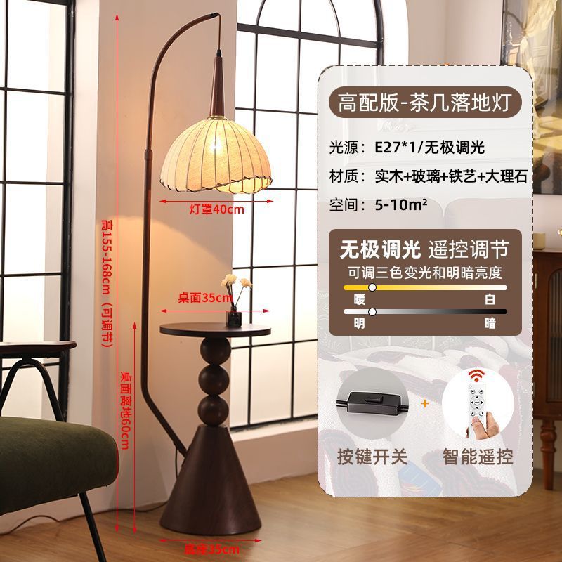 Luz de piso de estilo medieval al lado del sofá de la sala de estar, viento tranquilo, sensación de alto nivel de Zen, dormitorio, estudio, atmósfera, lámpara de cabecera