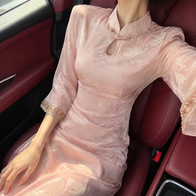 New Chinese-style pink jacquard modified cheongsam dress, elegant and beautiful, with a waist-cinching design and a slit, long dress 2026 New Chinese-style pink jacquard modified cheongsam dress, elegant and beautiful, with a waist-cinching design and a slit, long dress 2026