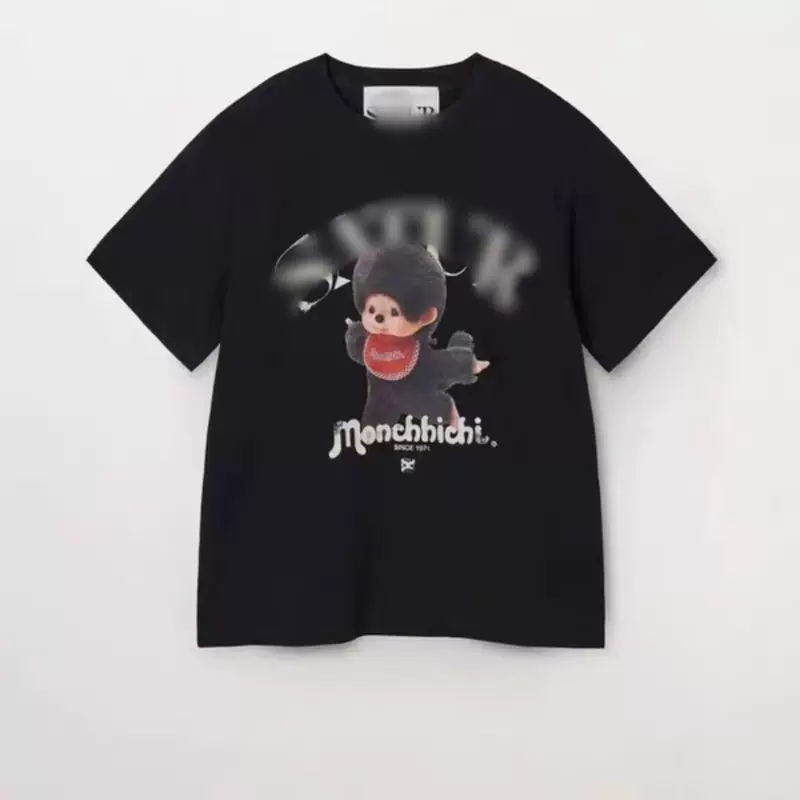 คอลเลกชันฤดูใบไม้ผลิ/ฤดูร้อนปี 2026: เสื้อยืดคอกลมแขนสั้น ดีไซน์การ์ตูนร่วมกับมอนชิชิ สไตล์ยูนิเซ็กซ์