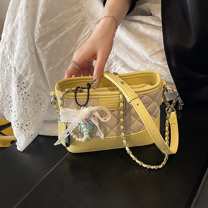 Bolsos pequeños de color de contraste populares de este año para mujer 2025 nuevo bolso de hombro de cadena de diamante bolso callejero de mensajero de todo fósforo de moda