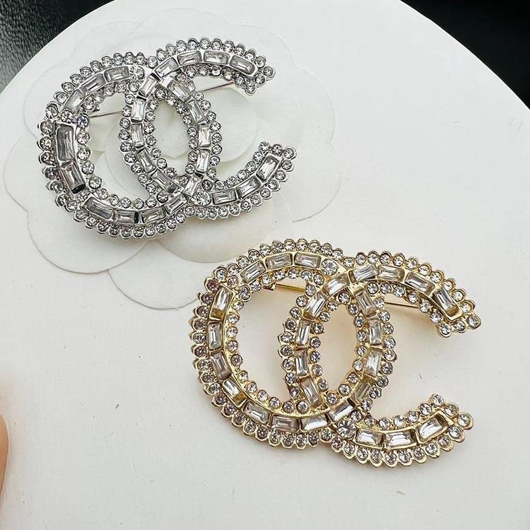 Double c Brooch Style High-end Cardigan Clothes Elegant Accessories Letter Coat Fashionable Neck Crystal Corsage Women's Anti-light