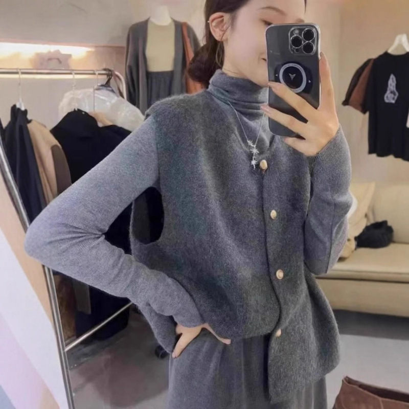 High-End Gray Small Gold Button Knitted Vest for Women in Autumn and Winter Soft and Waxy Layered Sweater Vest Design Sleeveless Top