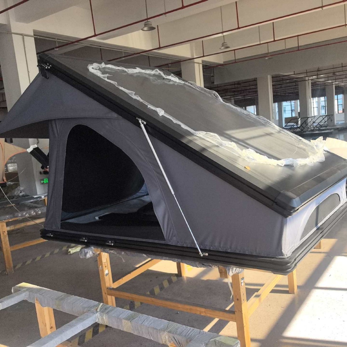 Personalizado cojín alto de aleación de aluminio triángulo techo carpa de elevación automática plegable techo duro carpa de coche al aire libre