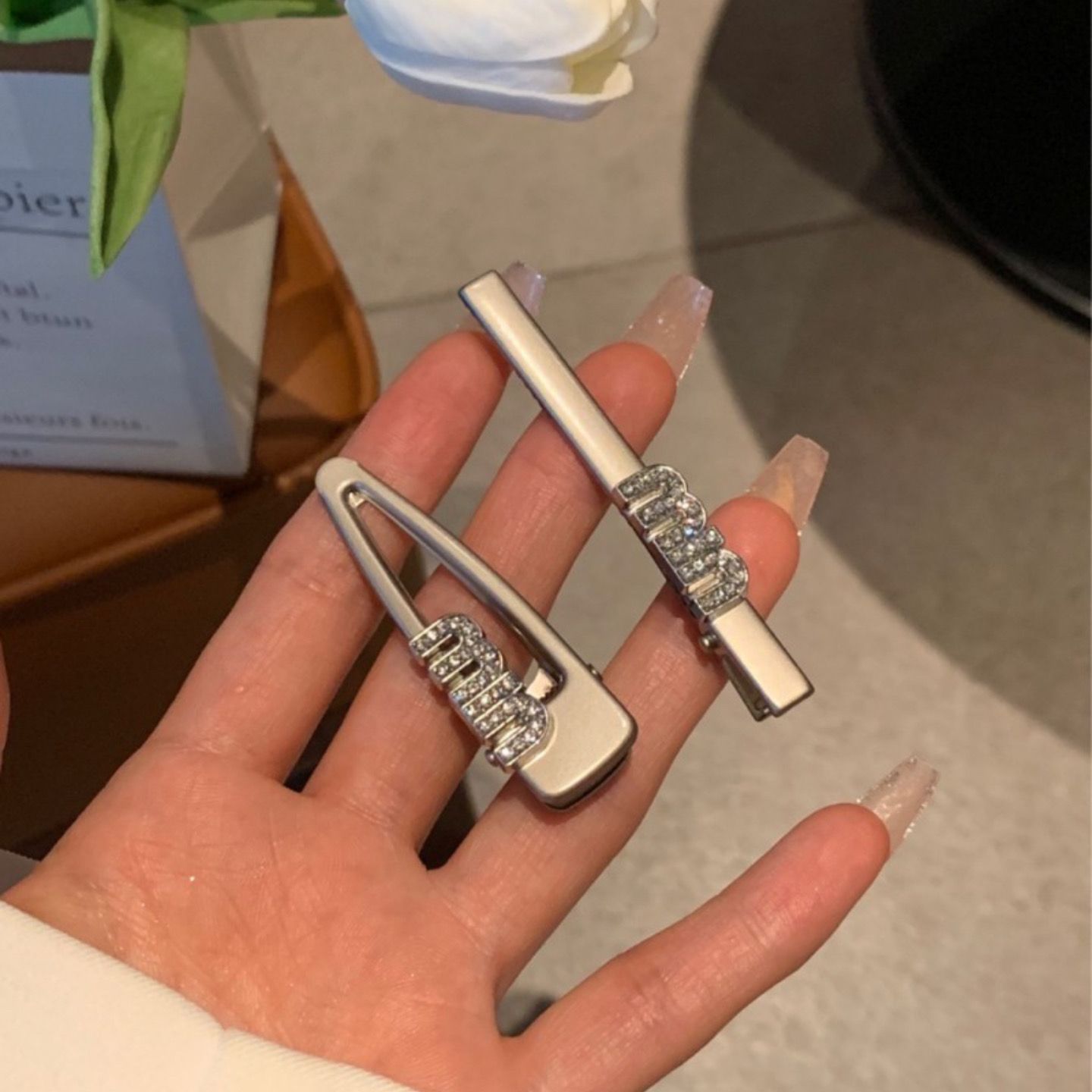 De metal de una sola palabra pico horquilla accesorios para el cabello femenino de alto grado estilo Chanel miumiu carta horquilla ins estilo clip lateral