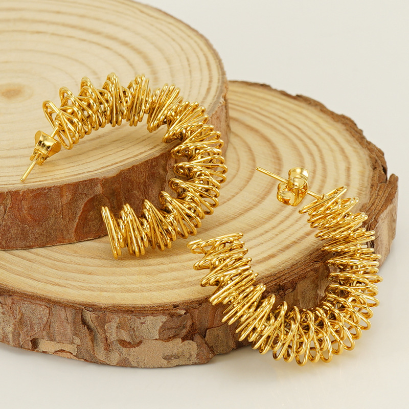 Pendientes de Primavera de acero inoxidable europeo y americano transfronterizo pendientes de anillo de acero de titanio de diseño irregular hueco de las mujeres en stock al por mayor