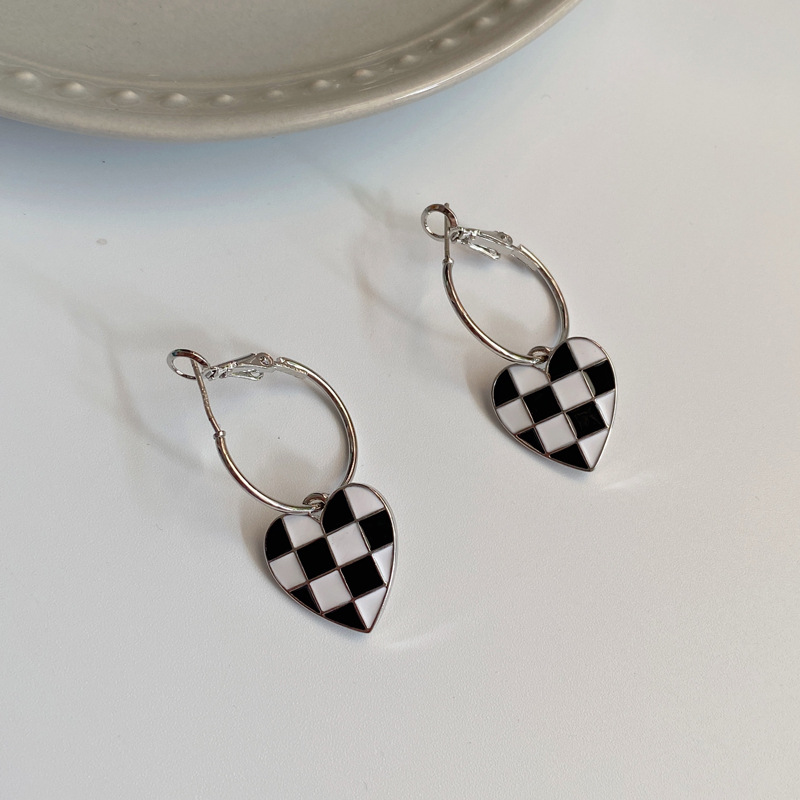 Korean Ins Style Fashion Love Black And White Grid Earrings Personality Retro Wild Earrings display picture 5
