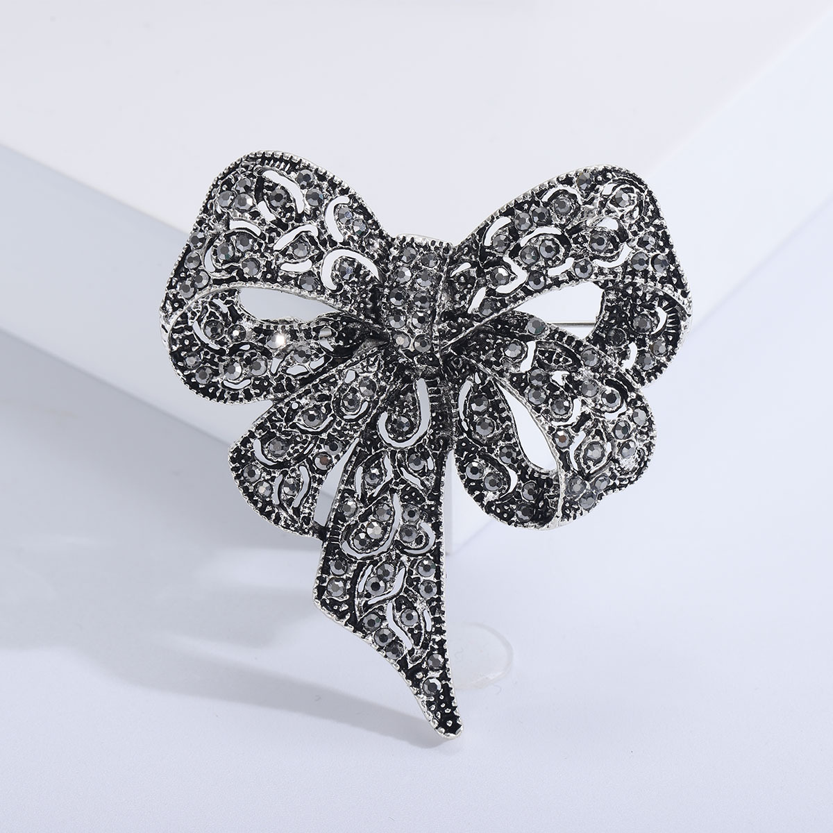 Elegant Bow Knot Alloy Women's Brooches display picture 5