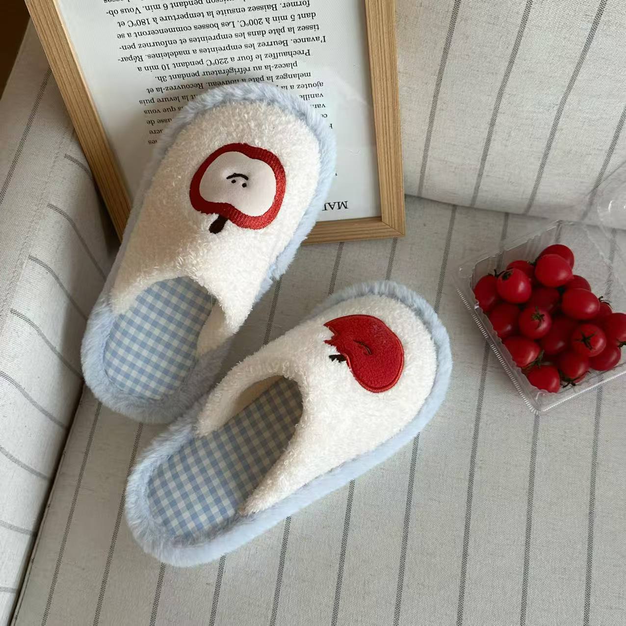 Hermosas zapatillas de peluche de manzana mujeres otoño invierno engrosado antideslizante calentamiento zapatillas de luna pareja zapatillas de algodón interior
