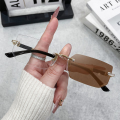 新しいフレームレスファッショナブルな色が変わるメガネヨーロッパとアメリカのトレンディなカットエッジ色が変わるフラットメガネフレームレスフォトクロミックフラットメガネ