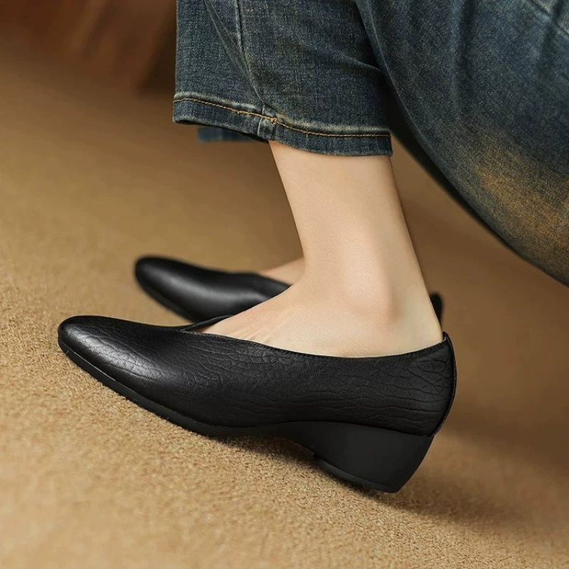 2025 осень новая минималистская толстая подошва V молочная обувь оптовая продажа ретро-стиль остроконечный наклон пятка с неглубоким входом одиночная обувь через границу