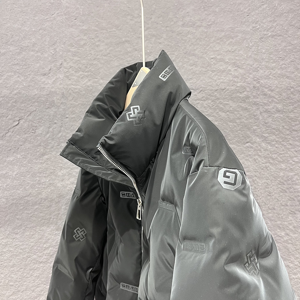 Abbigliamento maschile 2024 Giacca in cotone e seta da uomo europea ispessita calda con collo alto in rilievo a forma di G Giacca in cotone e seta punto di fornitura dal vivo_voghion.com