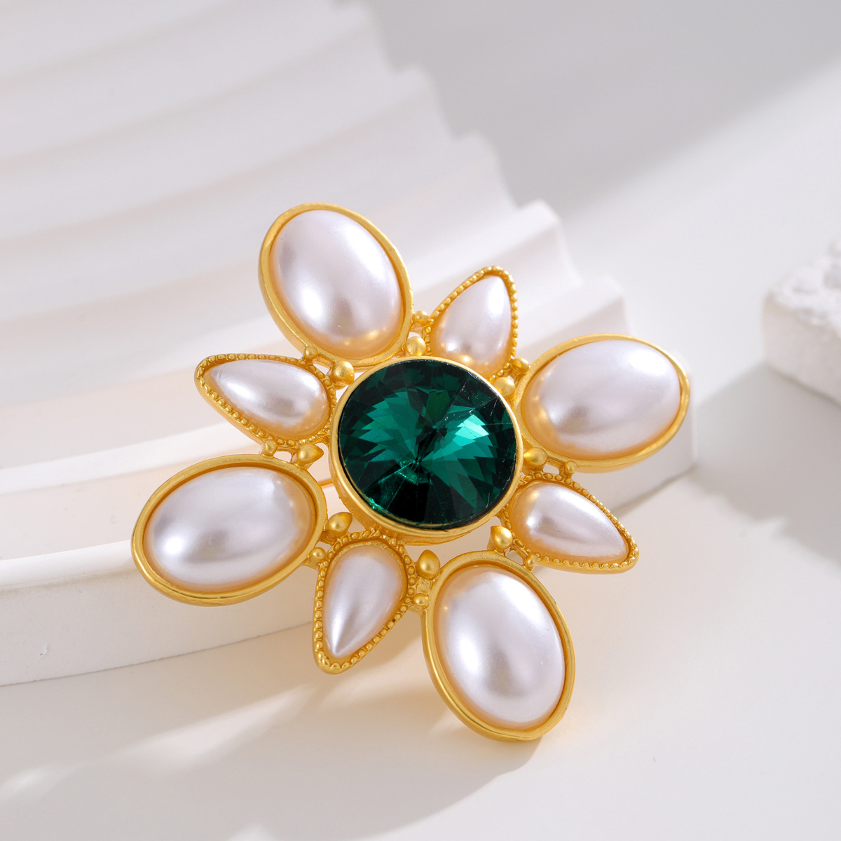 Gothy Armash 2024 Autumn and Winter New Accessories Retro Eight Star Flower Crystal High-end Luxury Style Gem Brooch
