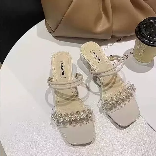Летние сабо? сланцы? Здесь оригинал: "Summer slippers, fashionable sandals, french style, suitable with a skirt, bright catchy style". Translation: "Летние тапочки? модные сандалии, французский стиль, подходят к юбке, яркий цепляющий стиль"