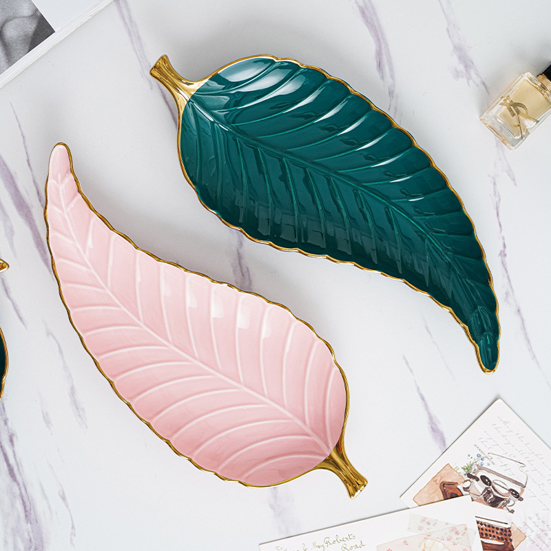 Nórdico ins hoja decorativa placa de cerámica de oro borde merienda plato de fruta almacenamiento en el hogar Decoración joyería bandeja