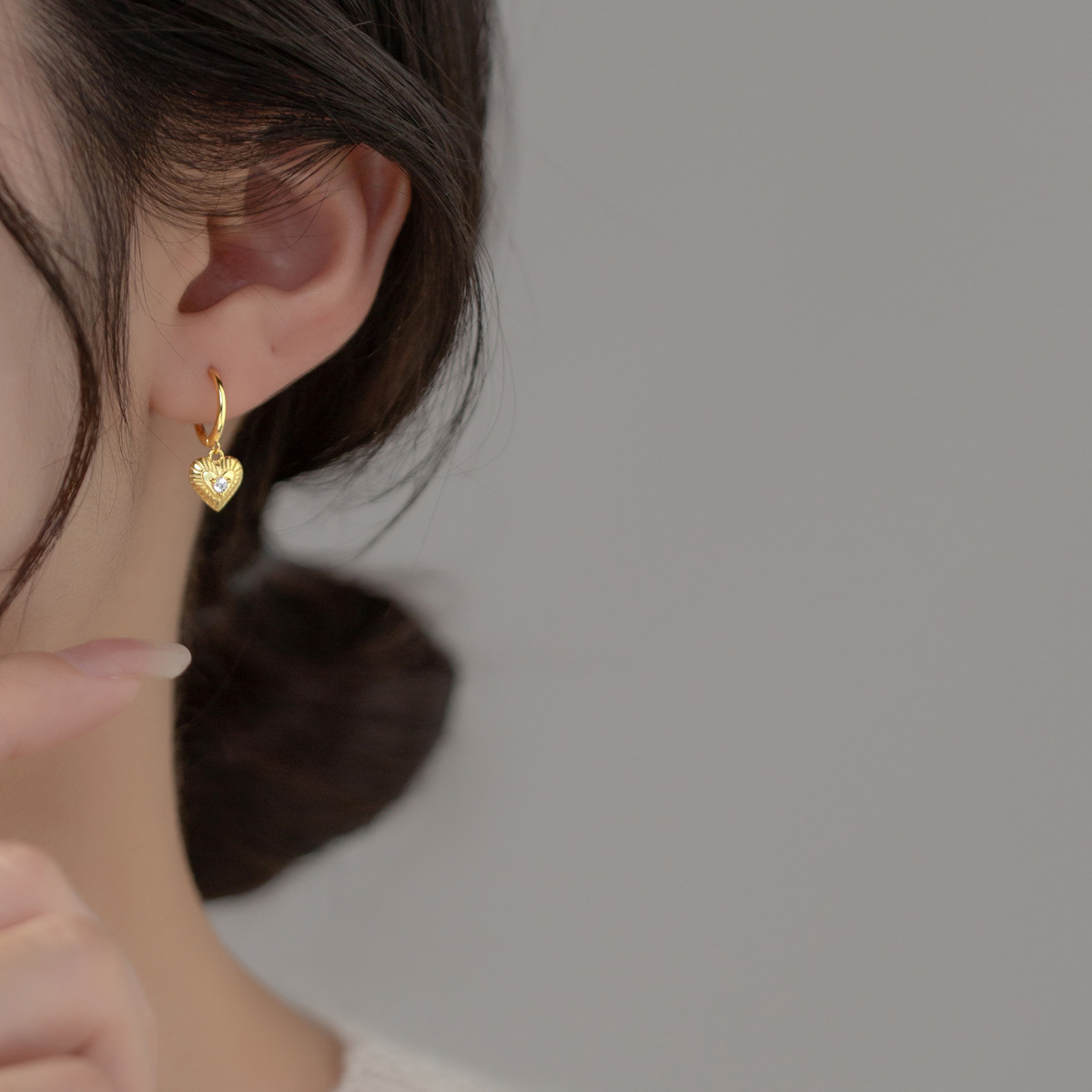 Eloch s925 plata esterlina mono diamante amor auriculares ins viento temperamento dulce joyas de orejas en forma de corazón para mujeres M03668